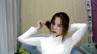 Em gái áo dài xinh đẹp livestream show hàng thủ dâm